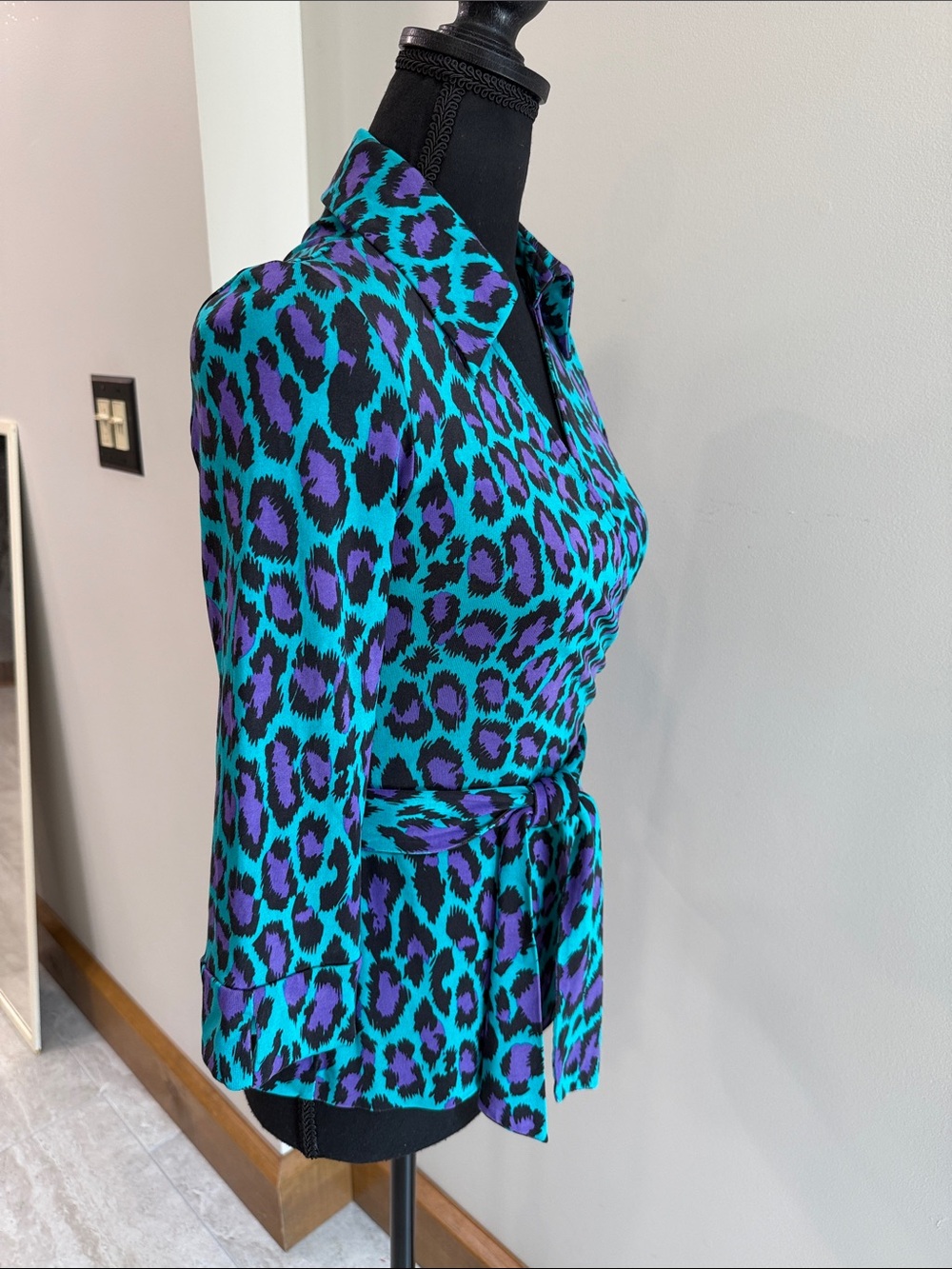 Diane Von Furstenburg Vintage Jill top purple teal animal print wrap silk size 8 - Picture 4 of 6